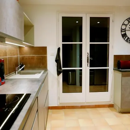 Marine: Seaside Retreat With Shared Pool In * Sainte-Maxime