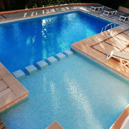 Marine: Seaside Retreat With Shared Pool In *