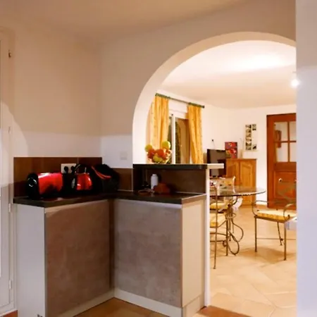 Marine: Seaside Retreat With Shared Pool In Holiday home *