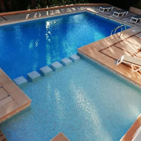 Marine: Seaside Retreat With Shared Pool In