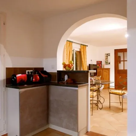 Marine: Seaside Retreat With Shared Pool In Sainte-Maxime