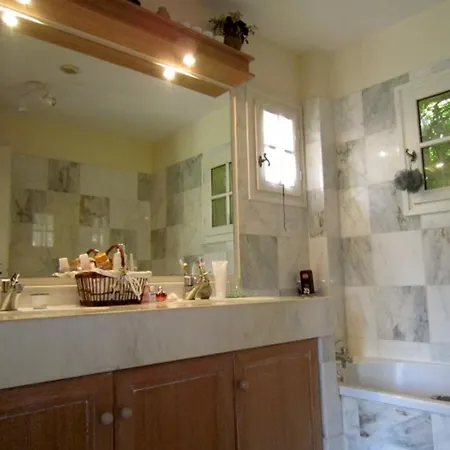 Marine: Seaside Retreat With Shared Pool In