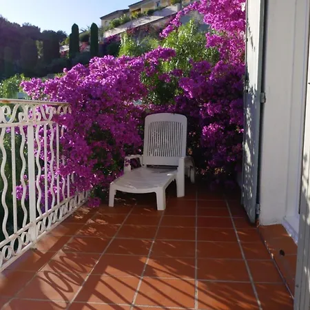 Marine: Seaside Retreat With Shared Pool In Holiday home *